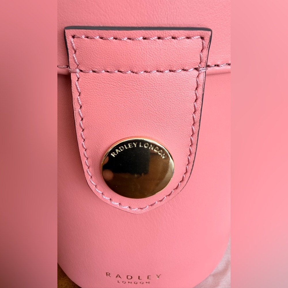 Radley London 💓Elegant Pink Cylinder Handbag with tags but has a tiny scratch - Picture 14 of 17